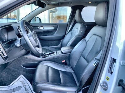 2025 Volvo XC40 Core Bright Theme