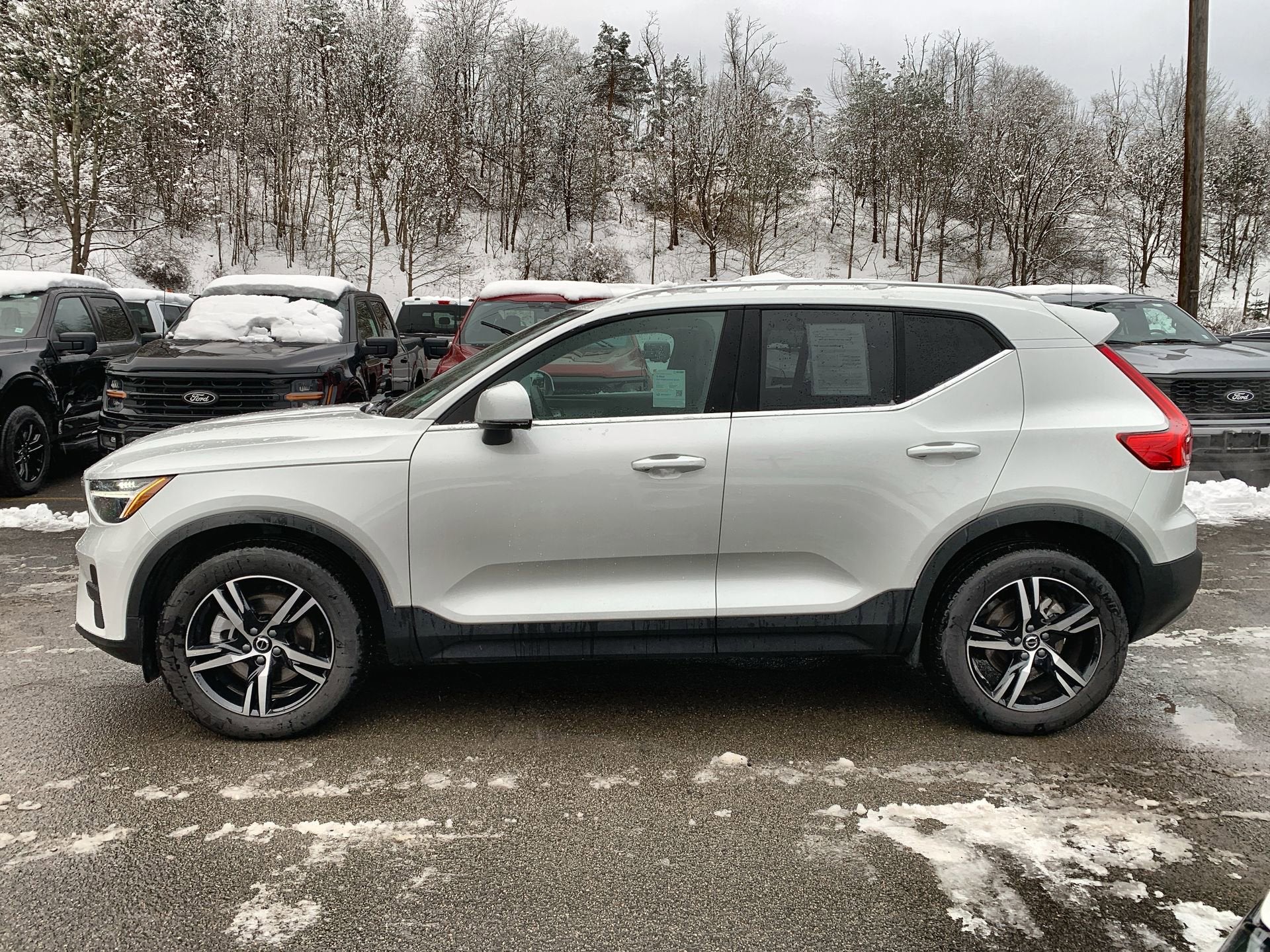 2025 Volvo XC40 Core Bright Theme