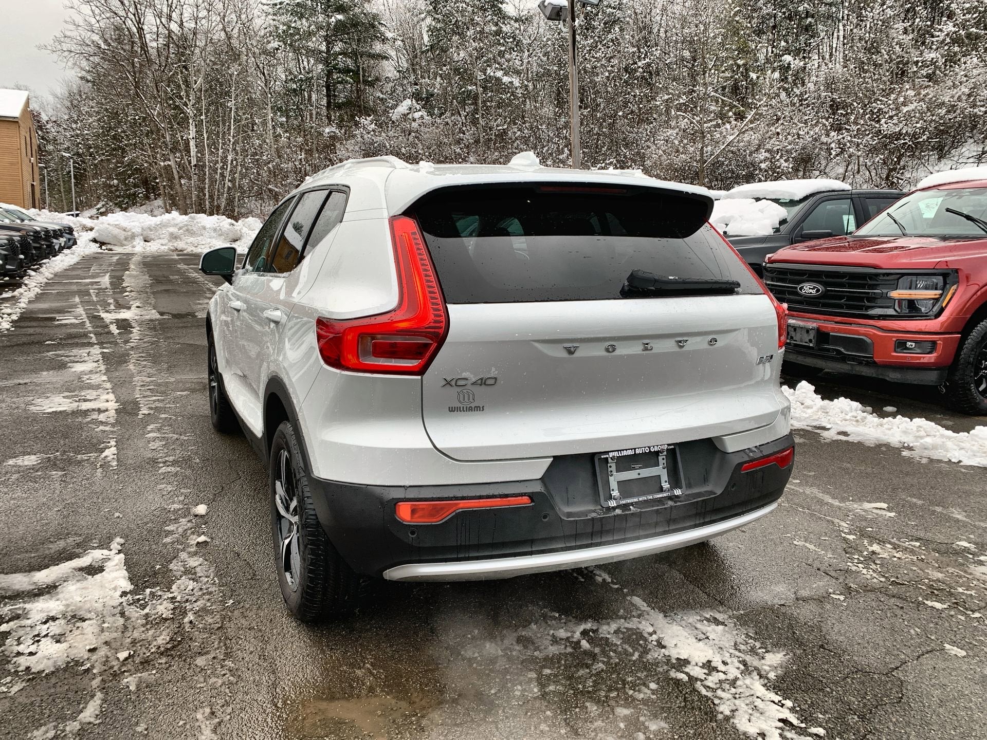 2025 Volvo XC40 Core Bright Theme