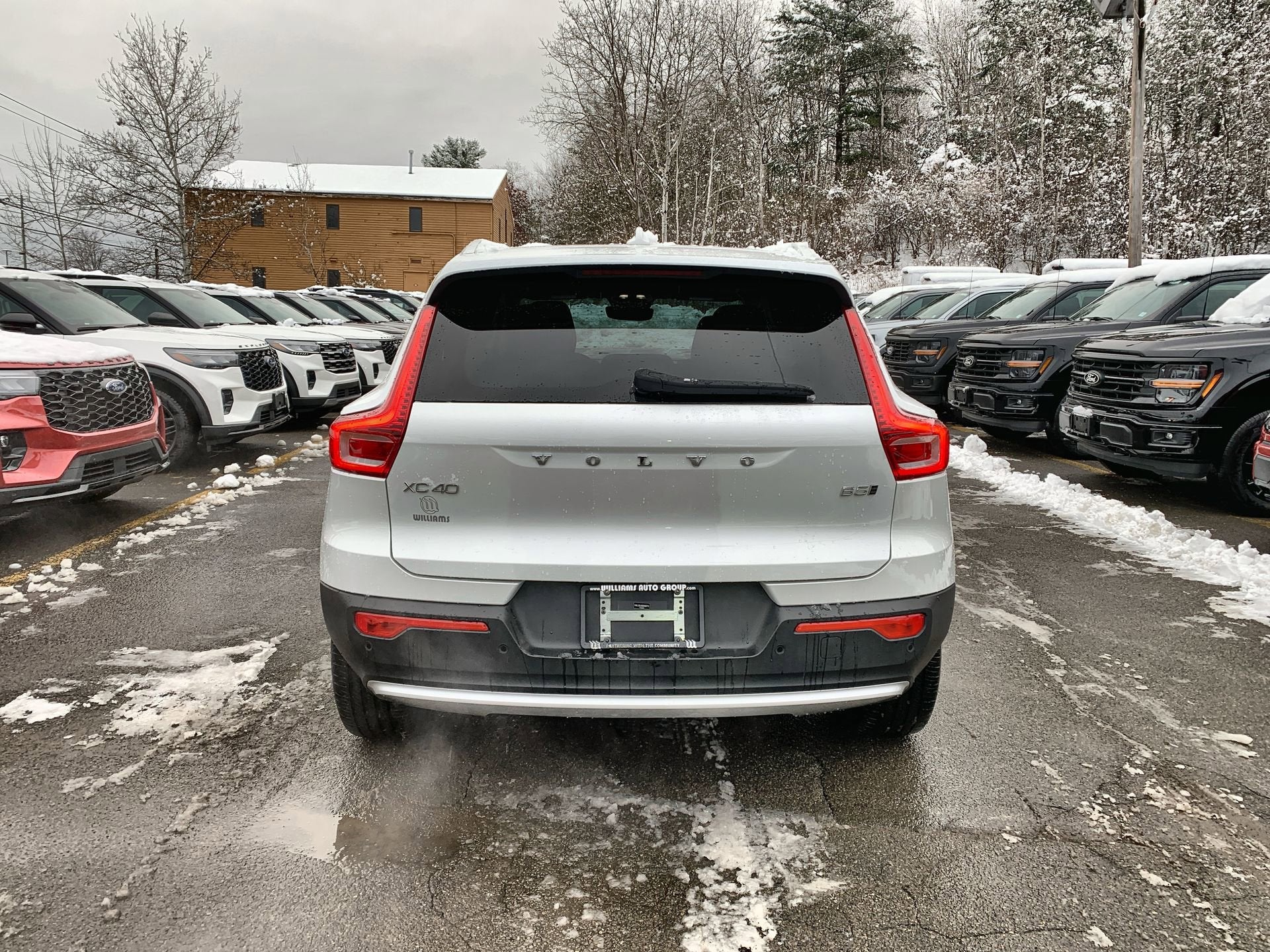 2025 Volvo XC40 Core Bright Theme