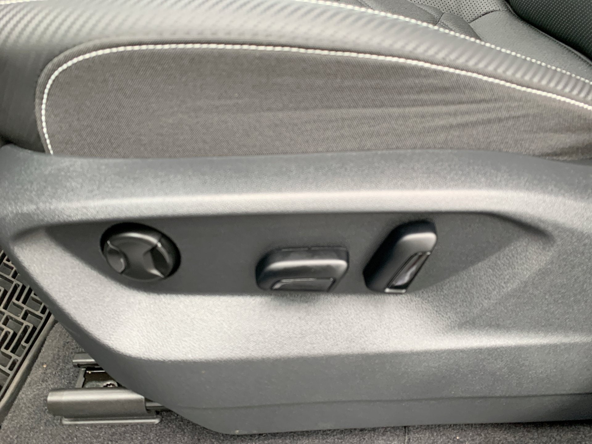 2025 Volkswagen Atlas Cross Sport 2.0T SE
