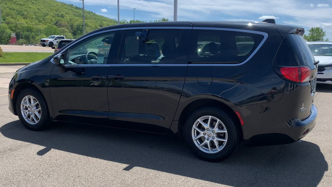 2022 Chrysler Voyager LX