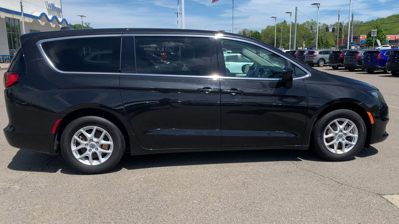 2022 Chrysler Voyager LX