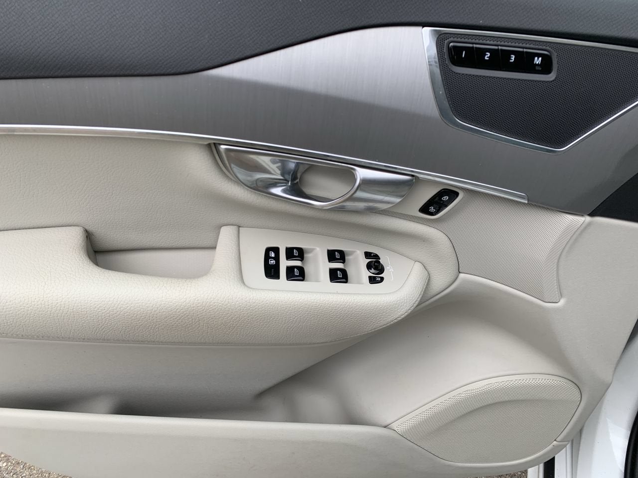 2022 Volvo XC90 T5 Momentum
