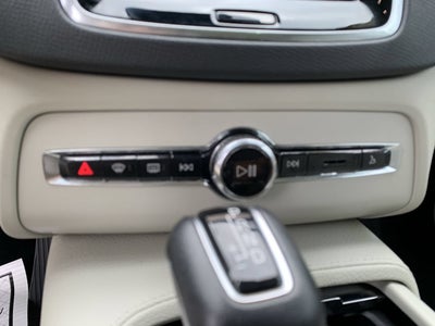 2022 Volvo XC90 T5 Momentum