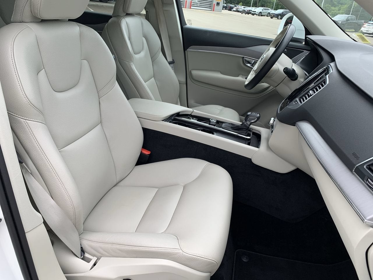 2022 Volvo XC90 T5 Momentum