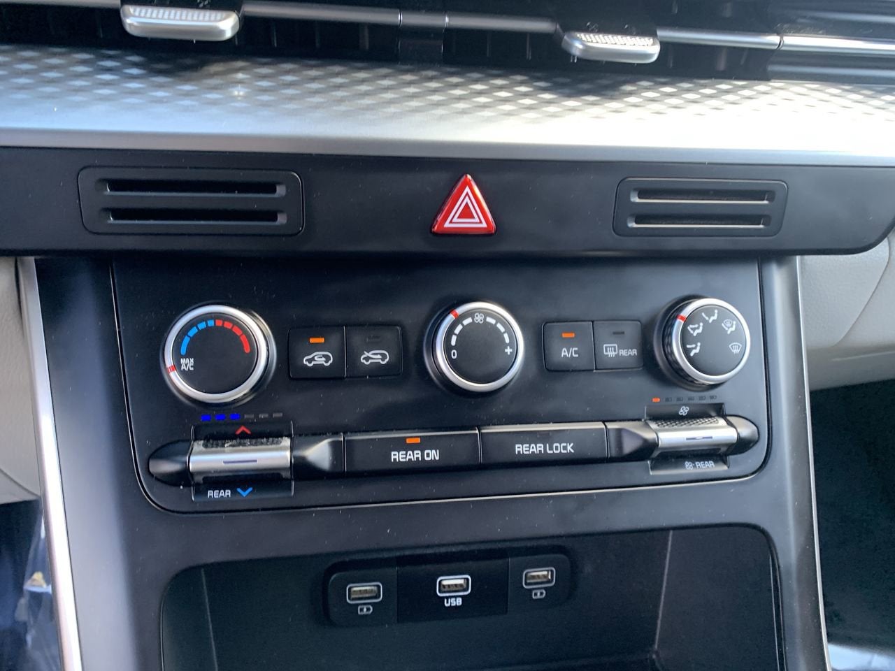 2023 Kia Carnival LX