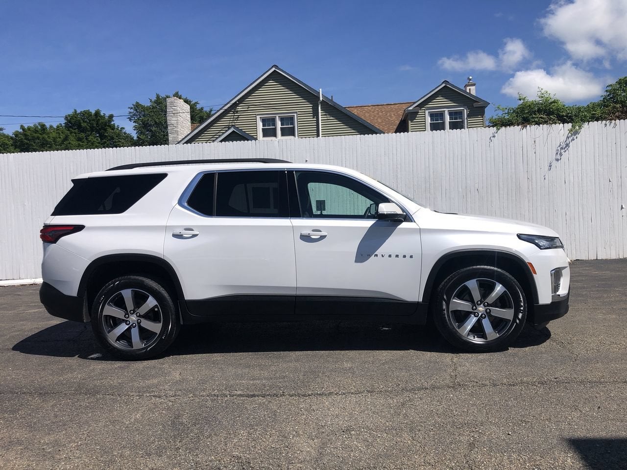 2023 Chevrolet Traverse LT Leather