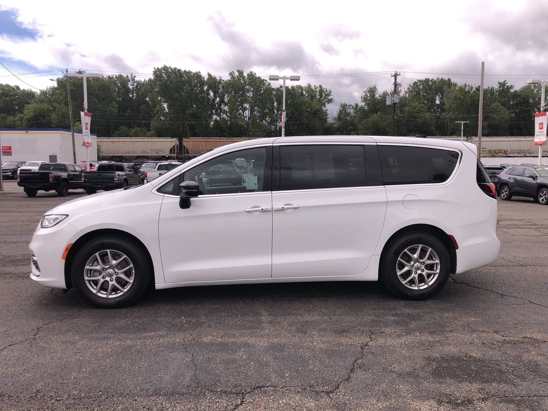 2025 Chrysler Pacifica Select