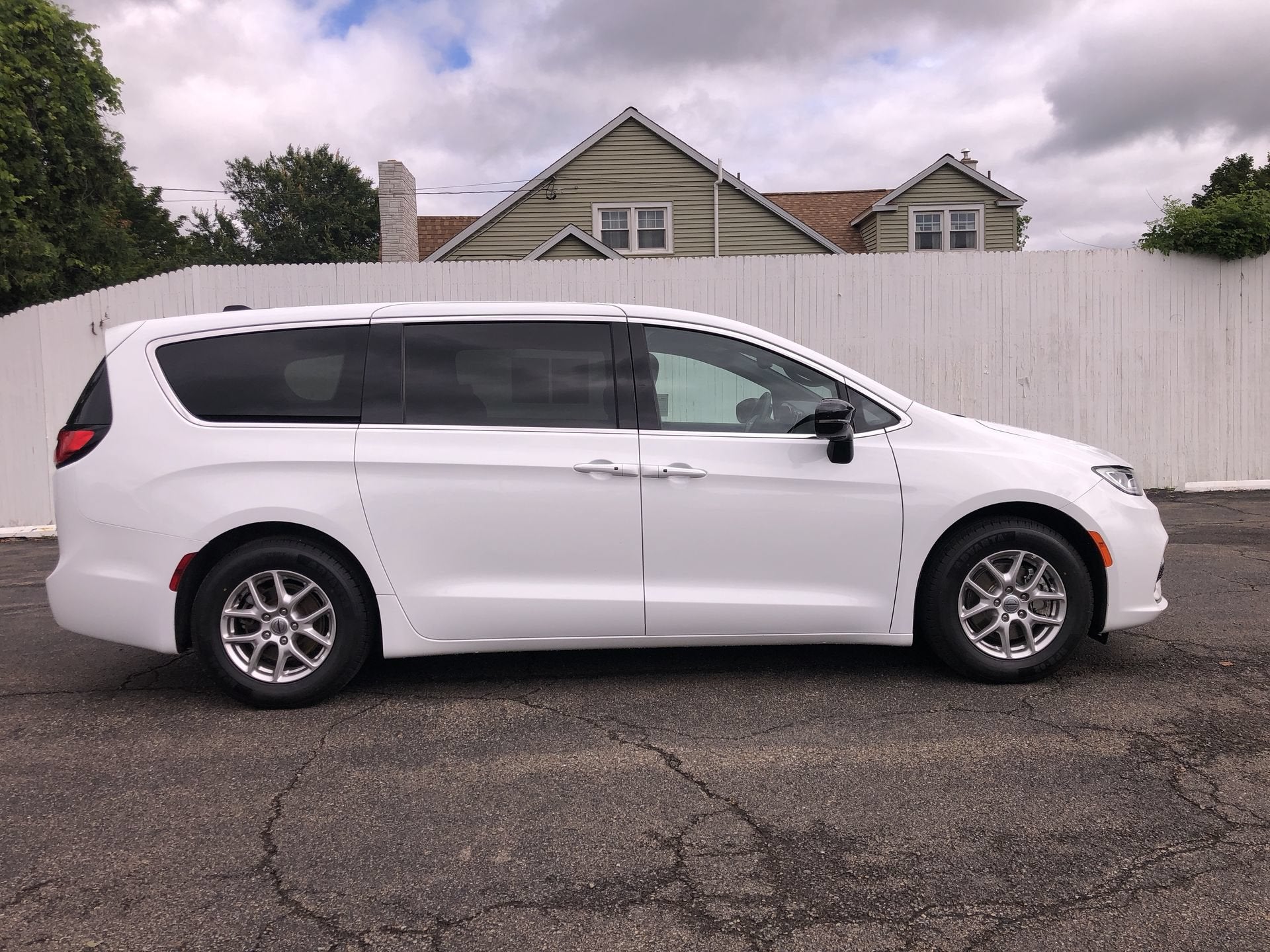 2025 Chrysler Pacifica Select