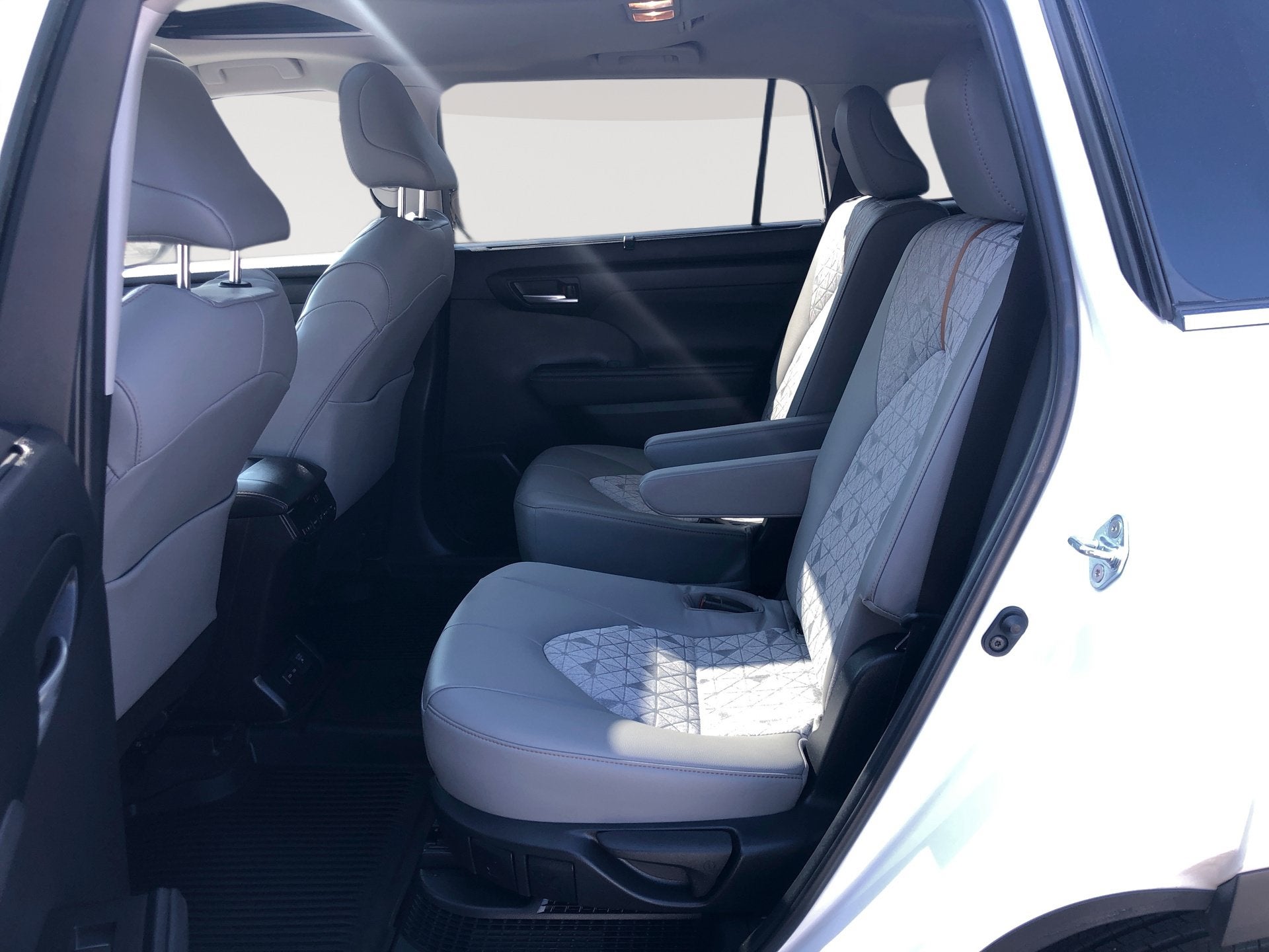 2023 Toyota Highlander Hybrid Bronze Edition