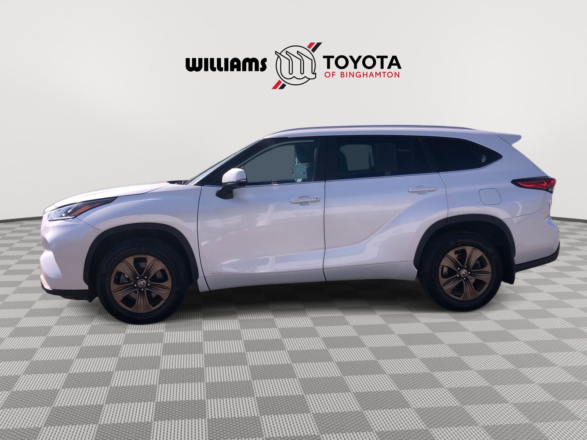 2023 Toyota Highlander Hybrid Bronze Edition